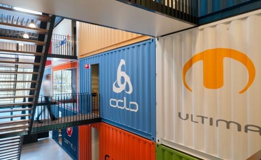 muur van 12 zeecontainers in entree Futurumshop